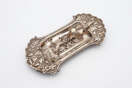 Bandeja e tesoura de morrões em prata com adornos em alto relevo